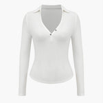 Dominique | Figurbetont Poloshirt met diepe V-hals en elegante knoopdetails