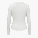 Dominique | Figurbetont Poloshirt met diepe V-hals en elegante knoopdetails