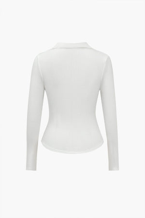Dominique | Figurbetont Poloshirt met diepe V-hals en elegante knoopdetails