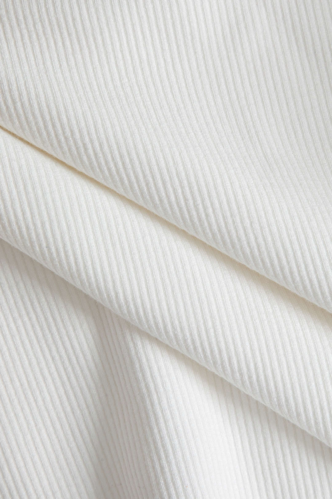 Dominique | Figurbetont Poloshirt met diepe V-hals en elegante knoopdetails