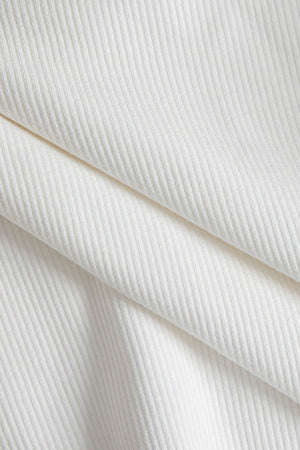 Dominique | Figurbetont Poloshirt met diepe V-hals en elegante knoopdetails