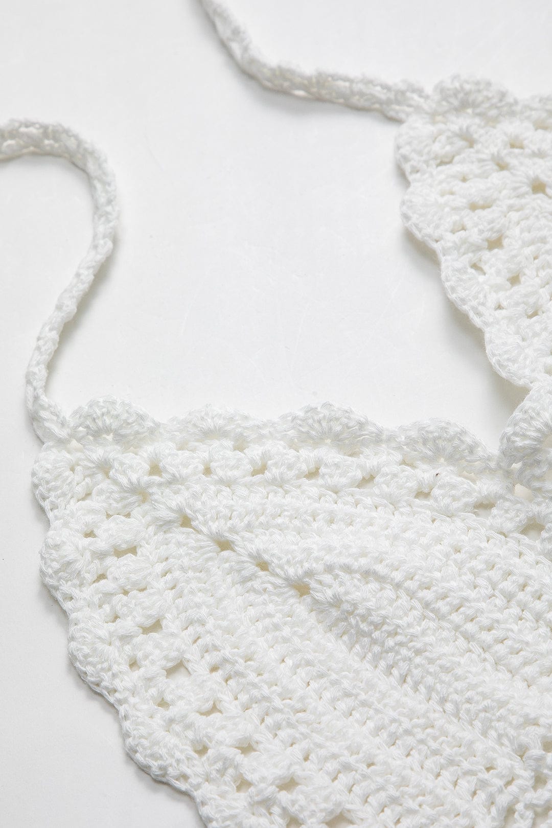 Nora | Witte Handgehaakte Boho-Crop-Top met Halter en Verstelbare Bindbanden
