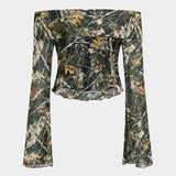 Anna | Off-Shoulder Mesh-Top met Camouflage-Print & Trompetenärmeln