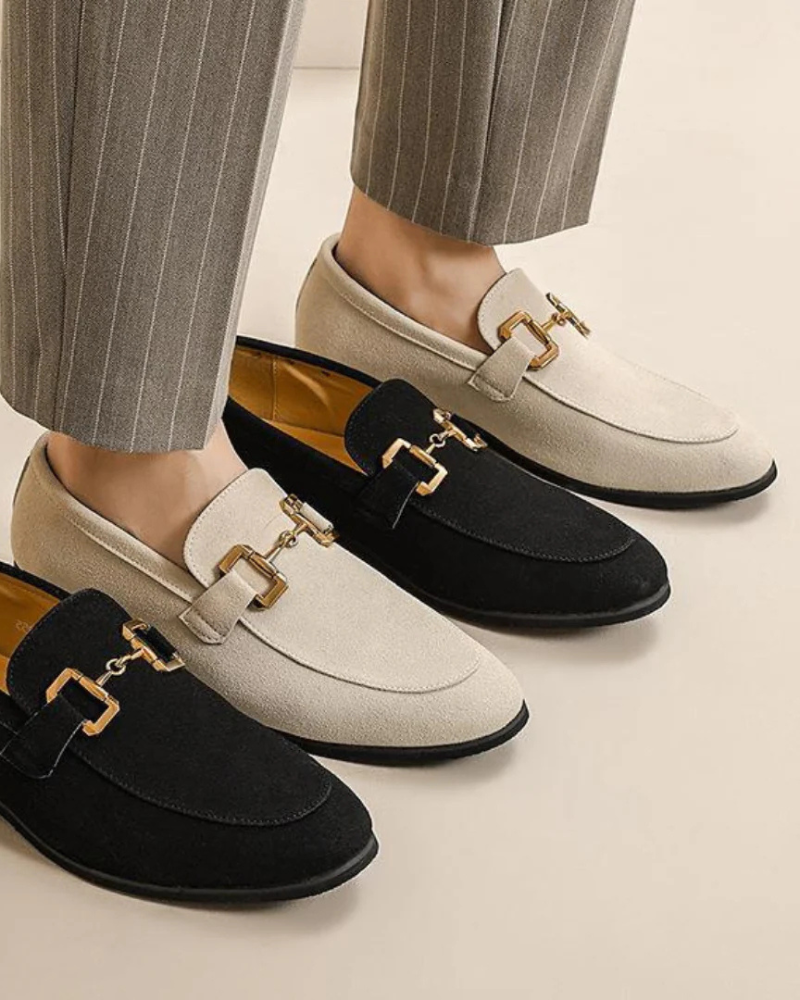 Elias | Stijlvolle herenslipper van suède met een elegant metalen detail