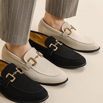 Elias | Stijlvolle herenslipper van suède met een elegant metalen detail