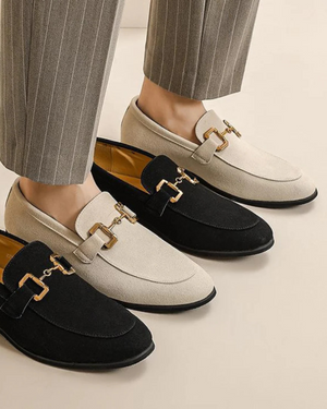 Elias | Stijlvolle herenslipper van suède met een elegant metalen detail