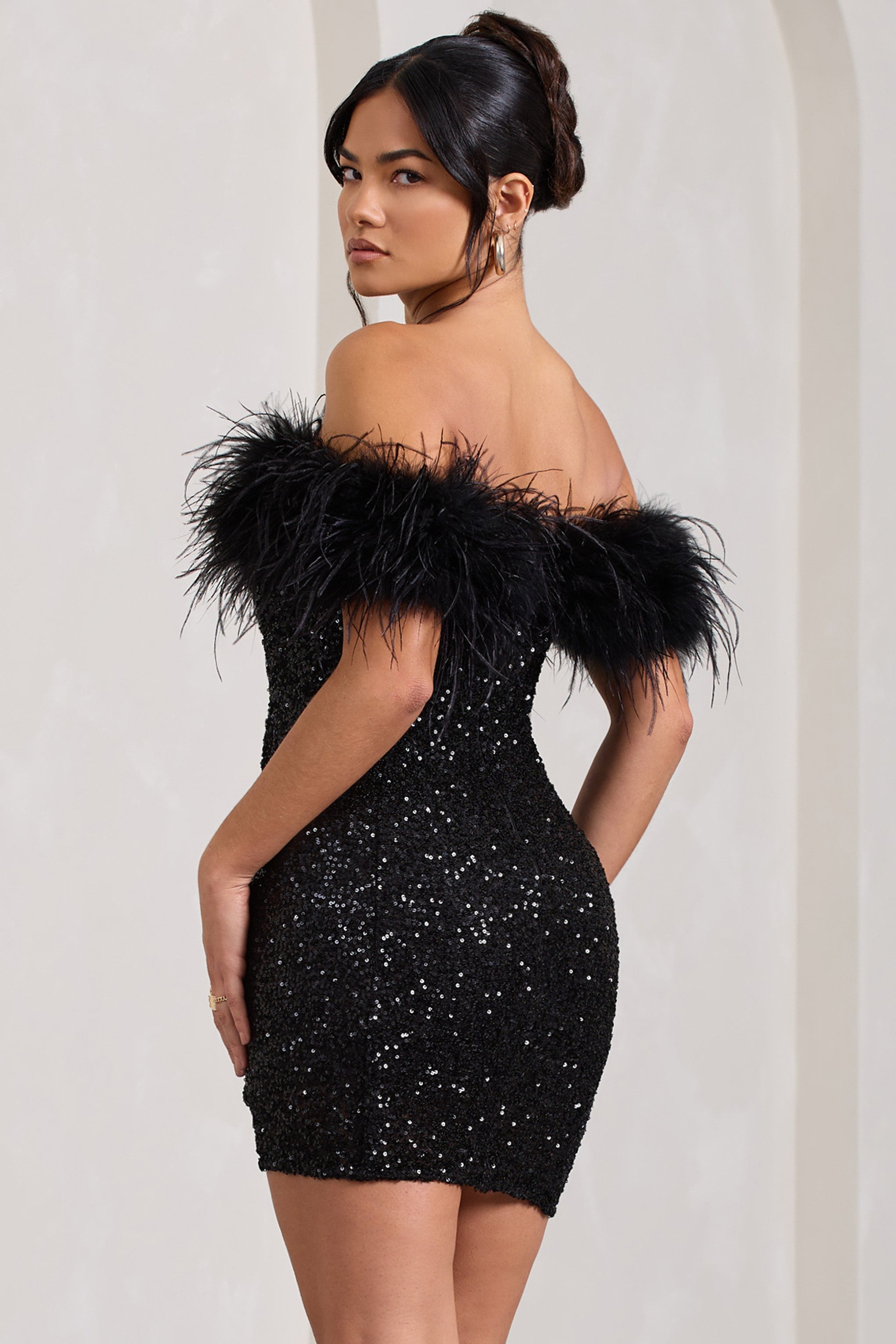 Sara | Pailletten-Minikleed met Off-Shoulder Verenafwerking