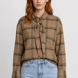 Elegante geruite damesblouse met strik en lange mouwen