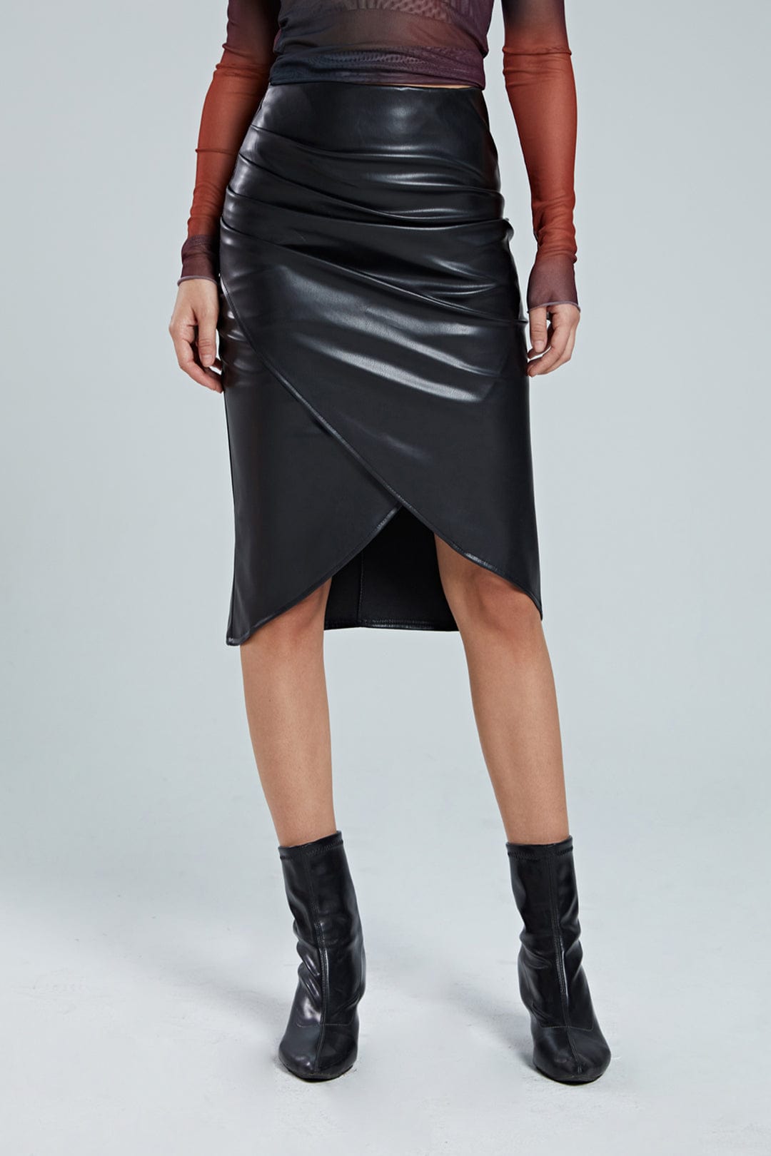 Edwina | Figurbetonende Kunstlederen Midirok met Asymmetrische Wickeloptiek