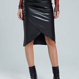 Edwina | Figurbetonende Kunstlederen Midirok met Asymmetrische Wickeloptiek