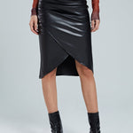 Edwina | Figurbetonende Kunstlederen Midirok met Asymmetrische Wickeloptiek
