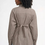 Elegante damestuniek met ceintuur en lange mouwen