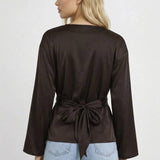 Elegante satijnen damesblouse met strik en lange mouwen