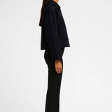 Elegante Korte Jas met Knopen en Minimalistische Kraag