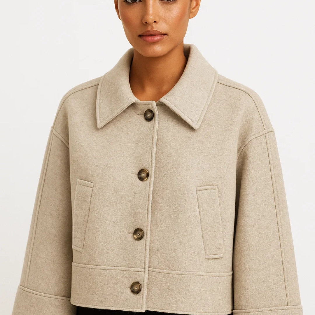Elegante Korte Jas met Knopen en Minimalistische Kraag