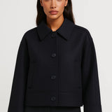 Elegante Korte Jas met Knopen en Minimalistische Kraag