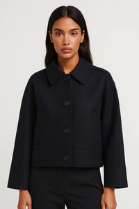 Elegante Korte Jas met Knopen en Minimalistische Kraag