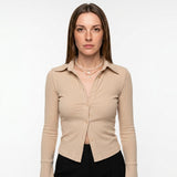 Getailleerd Rib Shirt met Knopen en V-hals