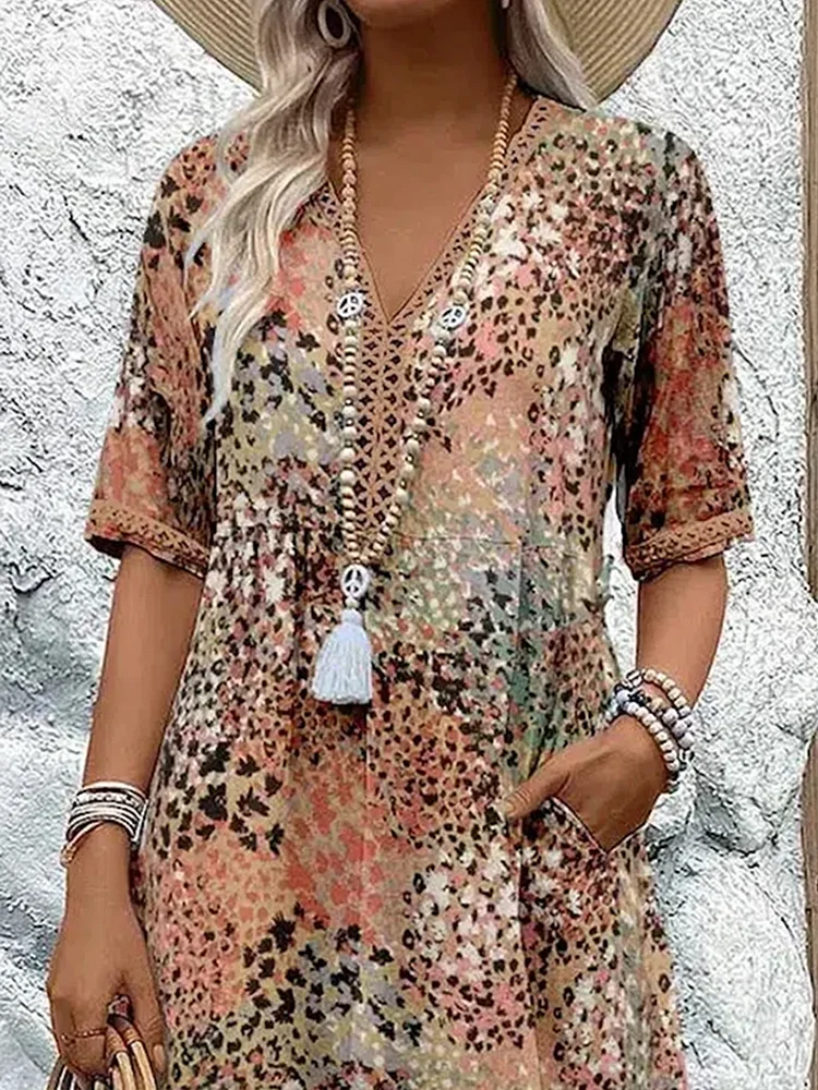 Zomerkleed met V-hals & Allover-patroon – Kniehoog & comfortabel