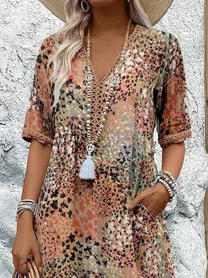 Zomerkleed met V-hals & Allover-patroon – Kniehoog & comfortabel