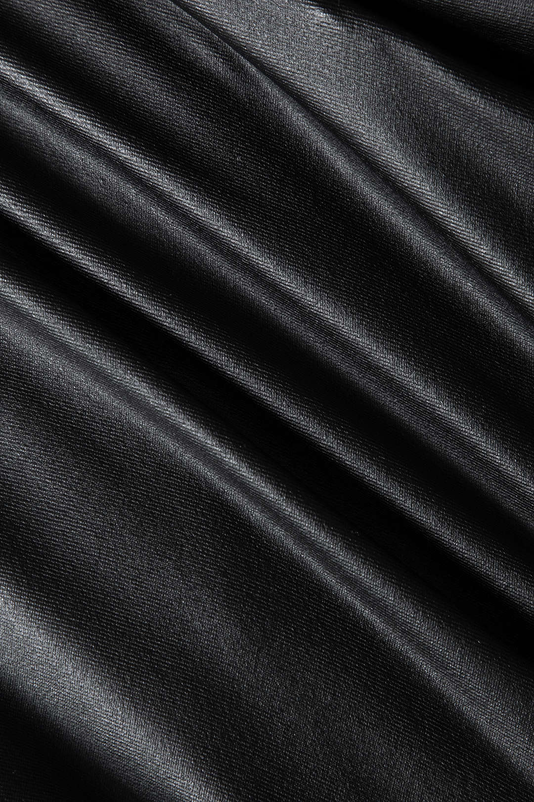 Lyra | Figuuraccentuerende Kunstlederen Minirok met asymmetrische Drapering en gouden Decoratiespeld