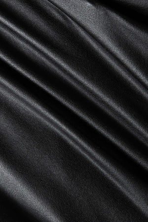 Lyra | Figuuraccentuerende Kunstlederen Minirok met asymmetrische Drapering en gouden Decoratiespeld