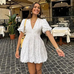 Sophia | Witte Minidress met 3D Bloemenpatroon & Pofmouwen