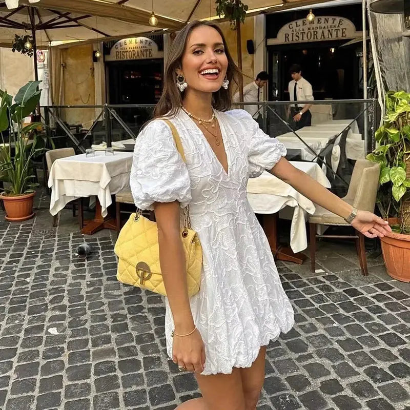 Sophia | Witte Minidress met 3D Bloemenpatroon & Pofmouwen