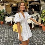 Sophia | Witte Minidress met 3D Bloemenpatroon & Pofmouwen