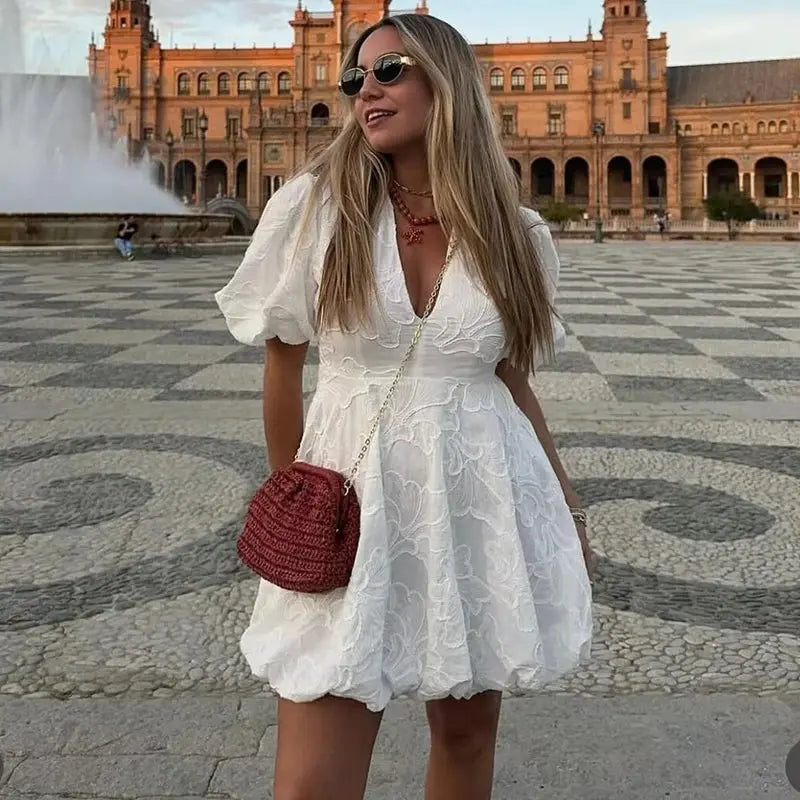 Sophia | Witte Minidress met 3D Bloemenpatroon & Pofmouwen