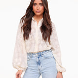 Elegante transparante blouse met bloemenpatroon – Crème